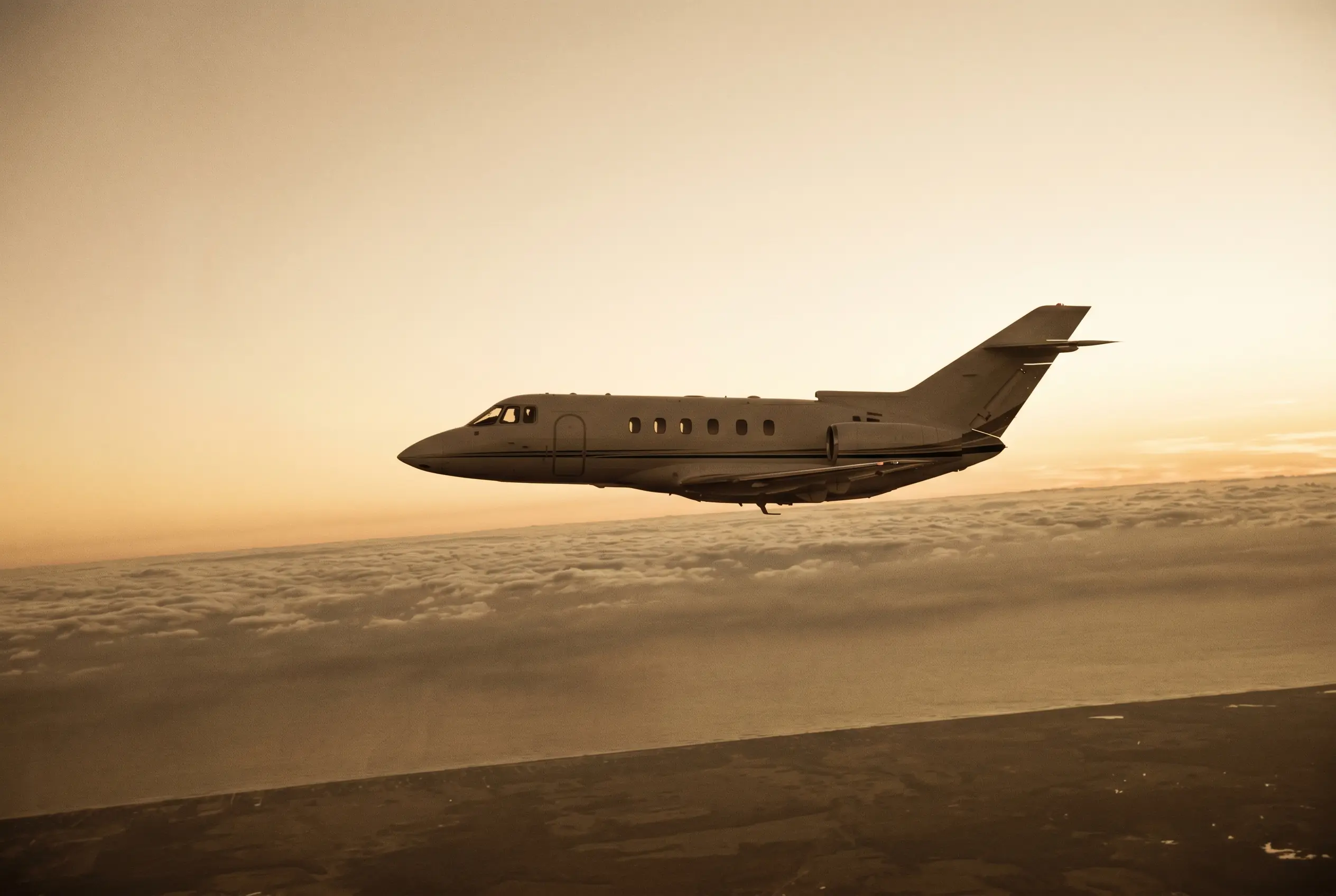 Hawker 900XP in flight at altitude en route from New York to Miami
